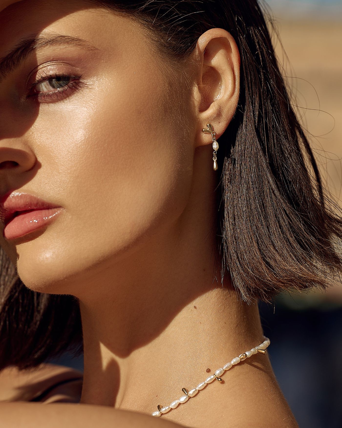 Orecchini pendenti con gocce dorate e perle naturali fresh water  - 4