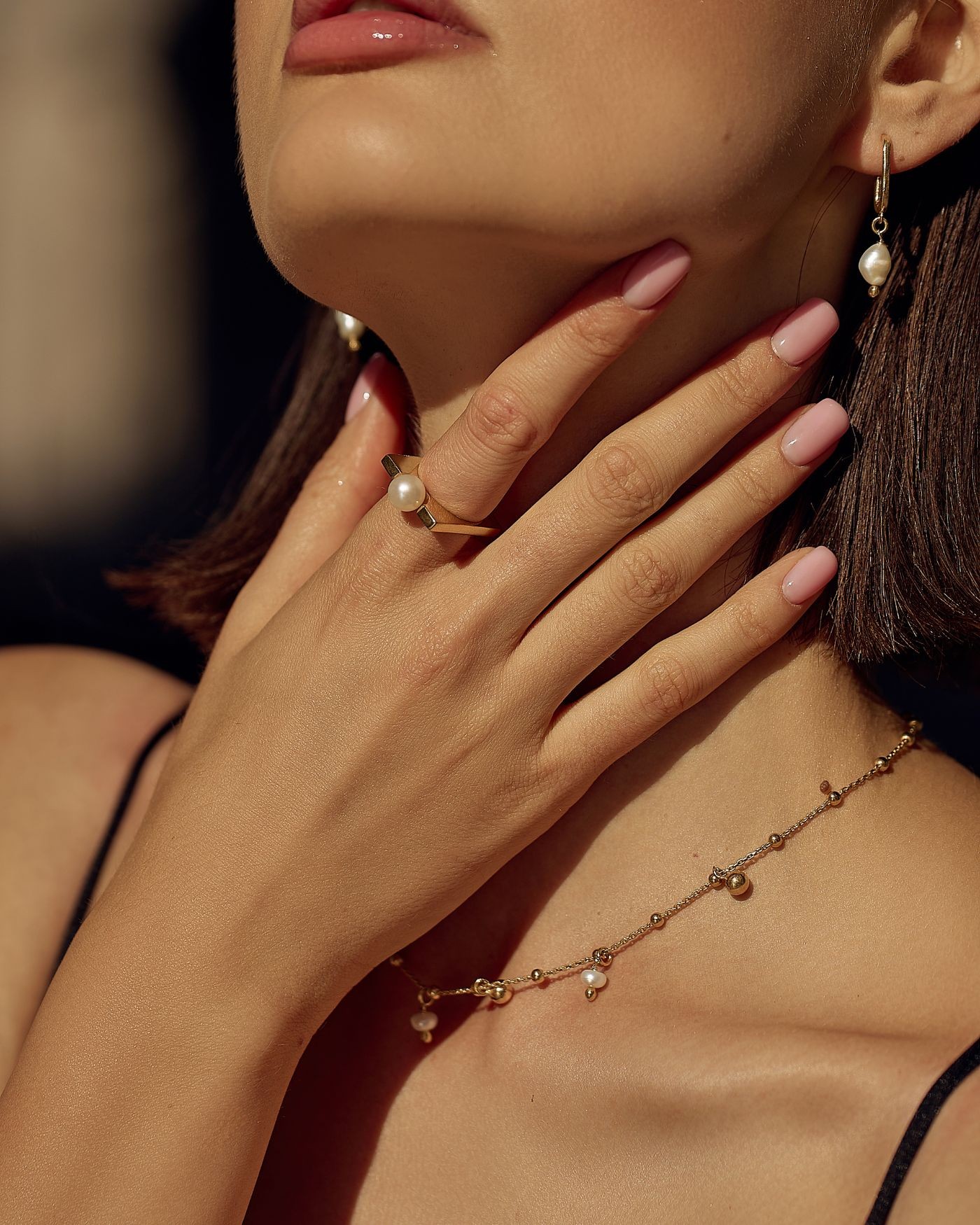 Pozłacane wiszące kolczyki z naturalnymi perłami fresh water  - 4