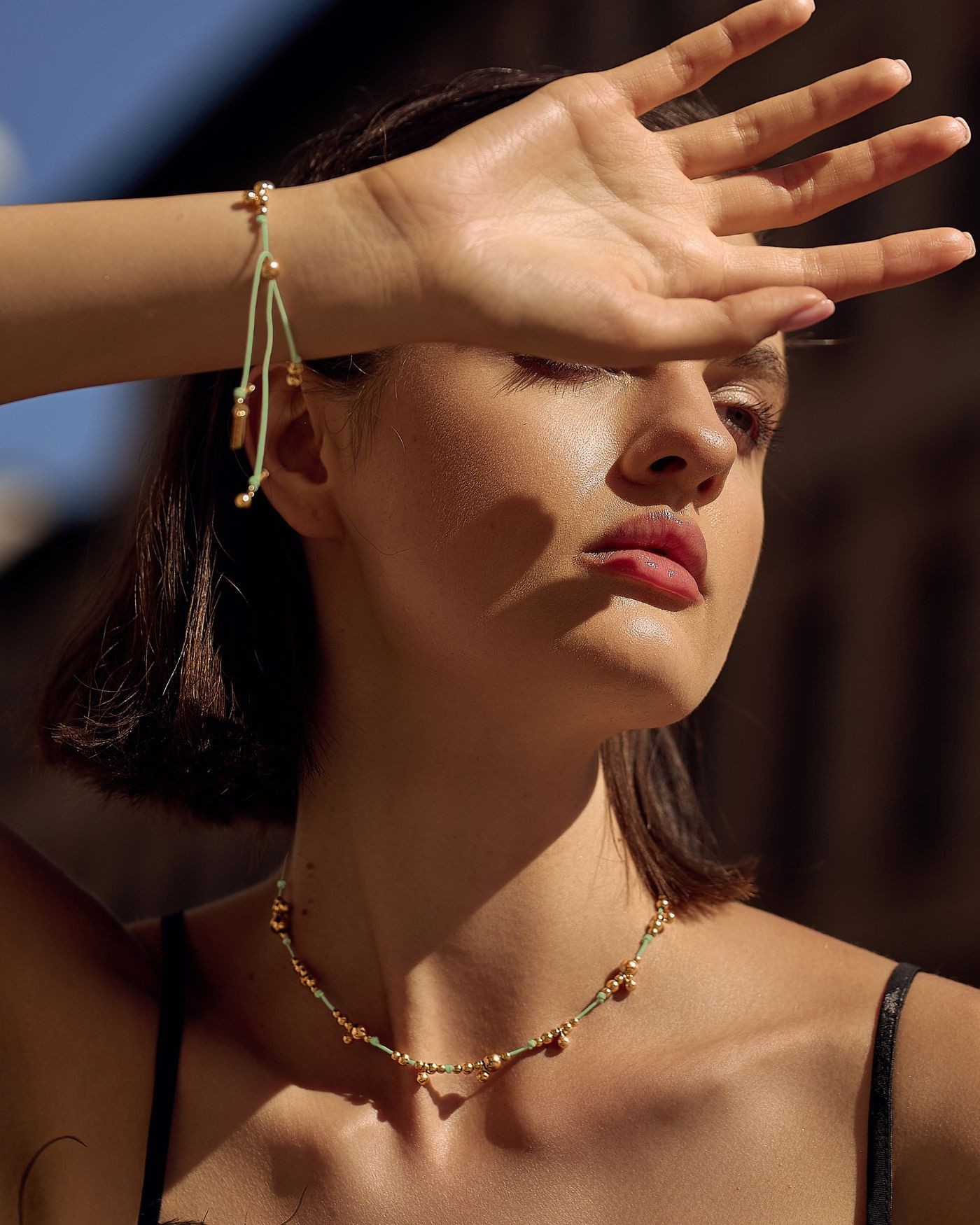 Halskette auf Pfefferminzer Kordel mit vergoldeten Kugeln  - 1