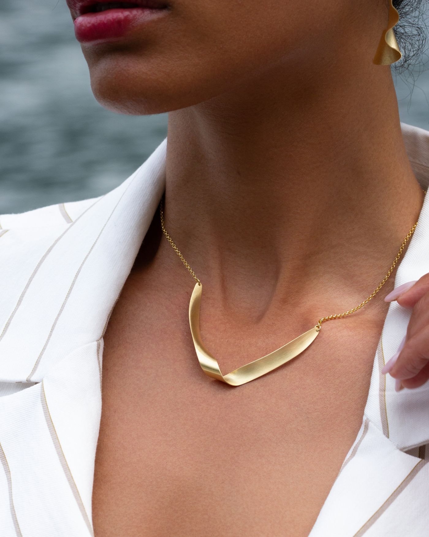 18k gold-gilded handsatinated Lumina necklace  - 3