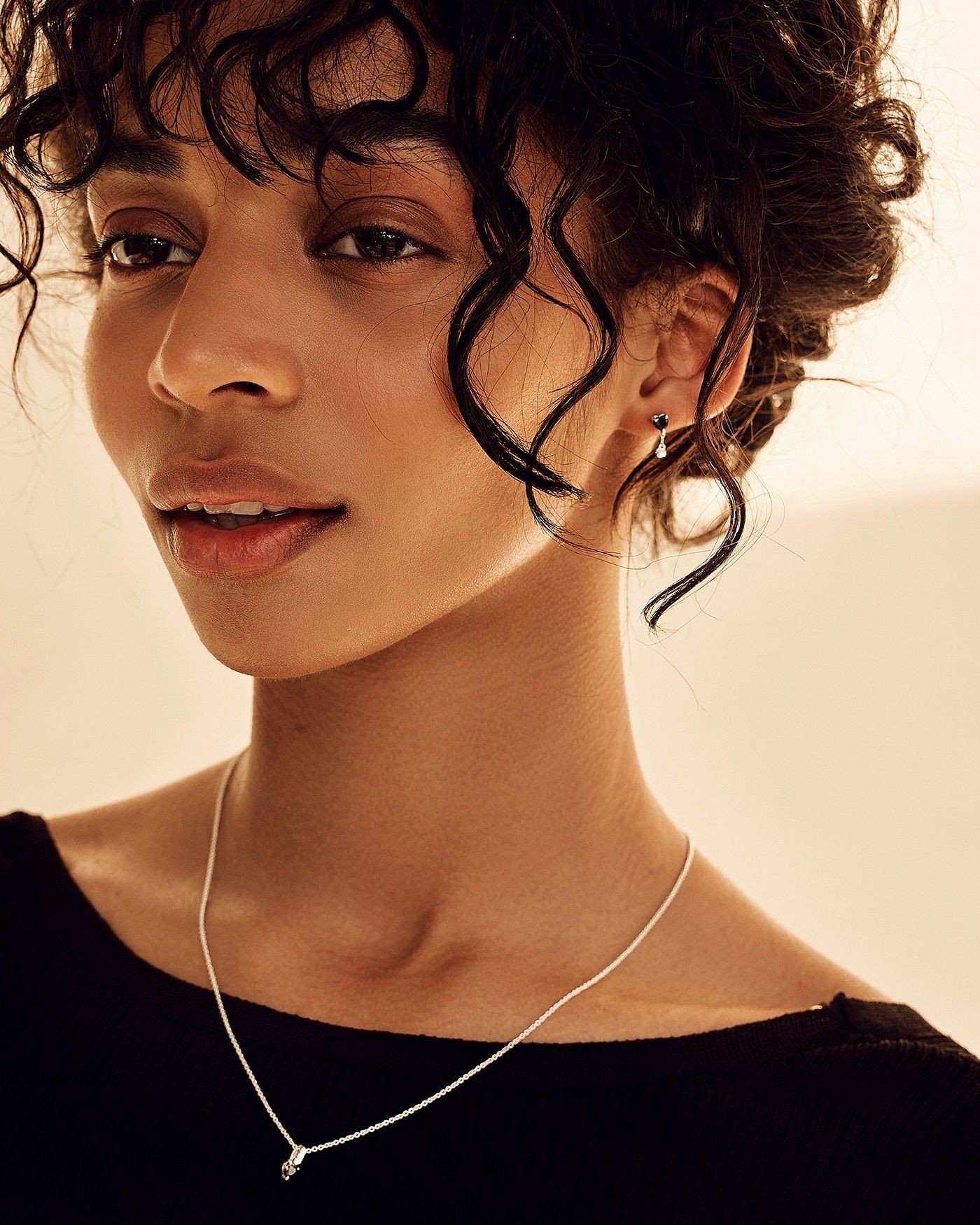 Ohrringe mit Anhänger Raffinata mit schwarzem Herz  - 1