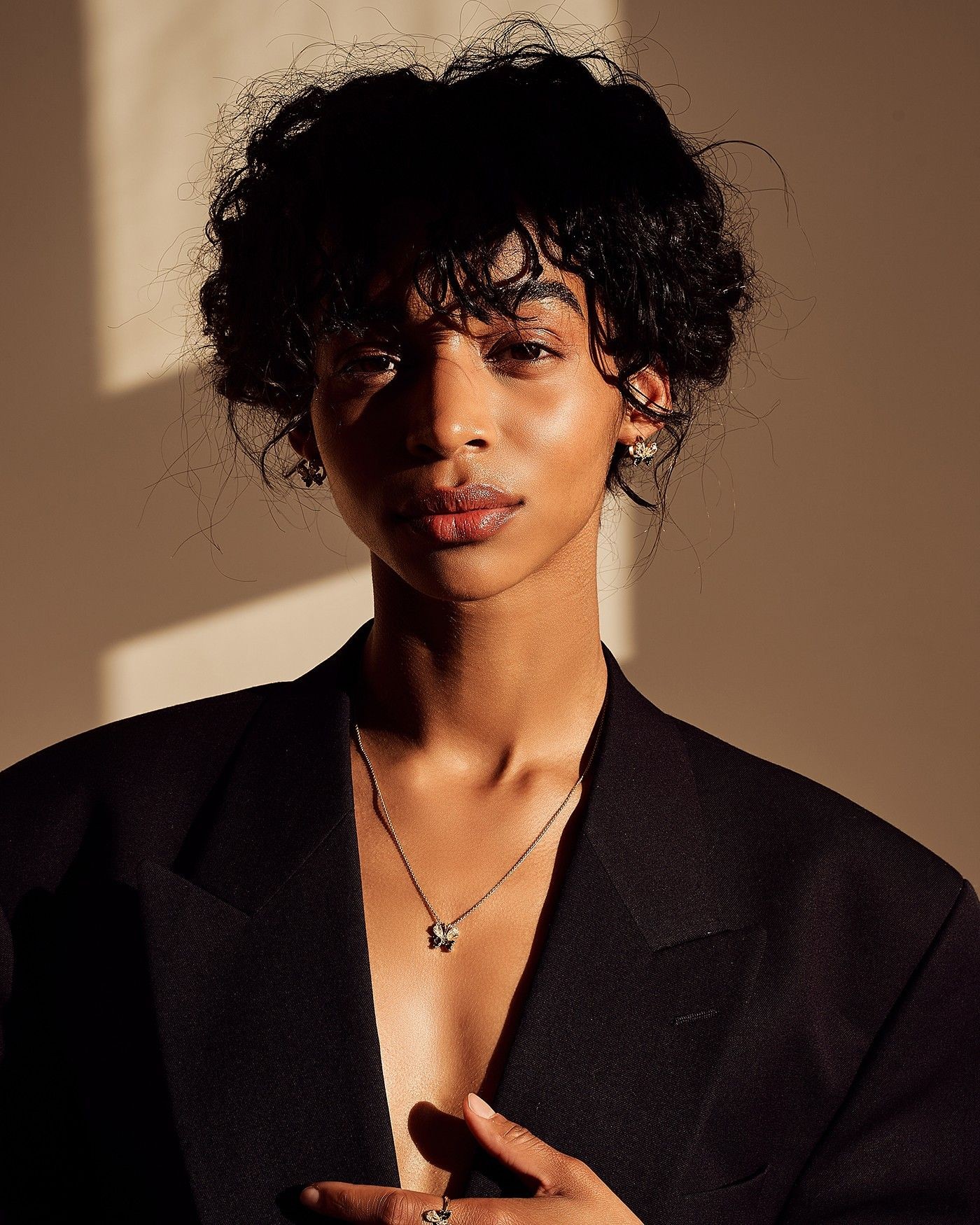 Mini Hoop Schmetterlingsohrringe Farfalla mit Schwarzen und Olivin Zirkonia  - 4