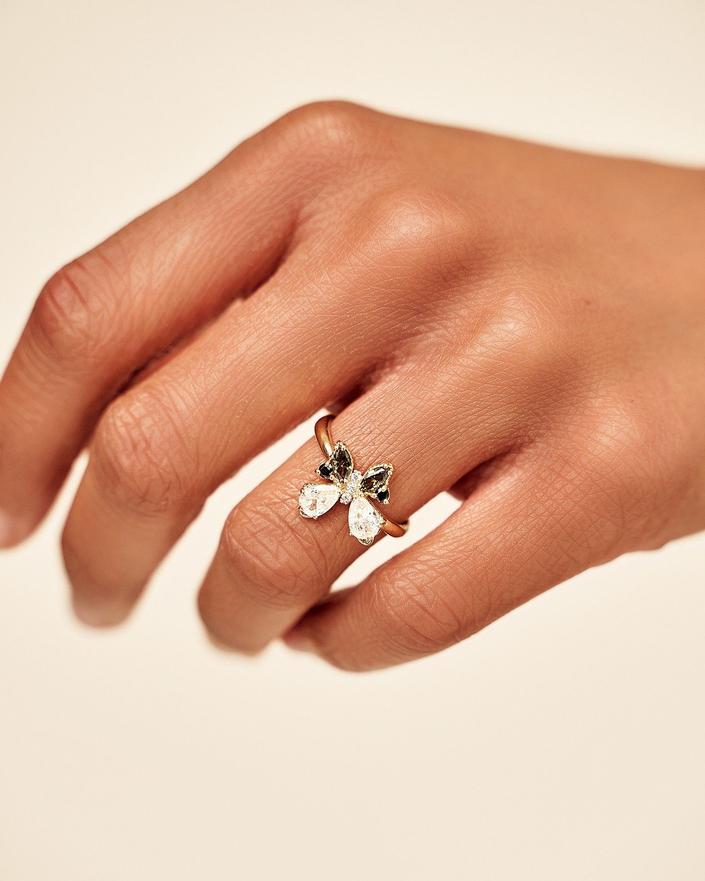 Pierścionek Farfalla Motyl z cyrkoniami koloru czarnego i oliwin  - 1